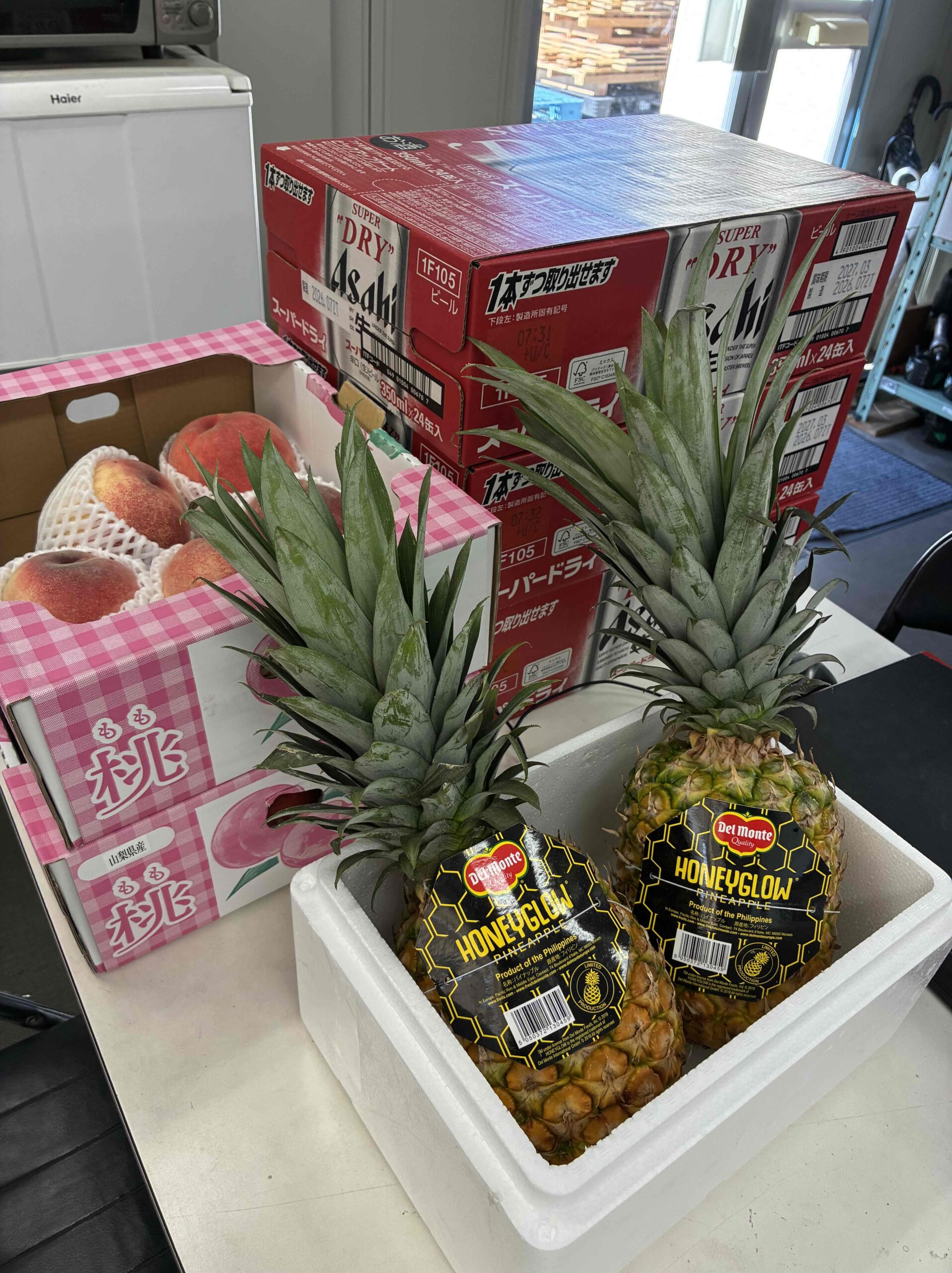 ビールと果物の夏の贈り物のイメージ